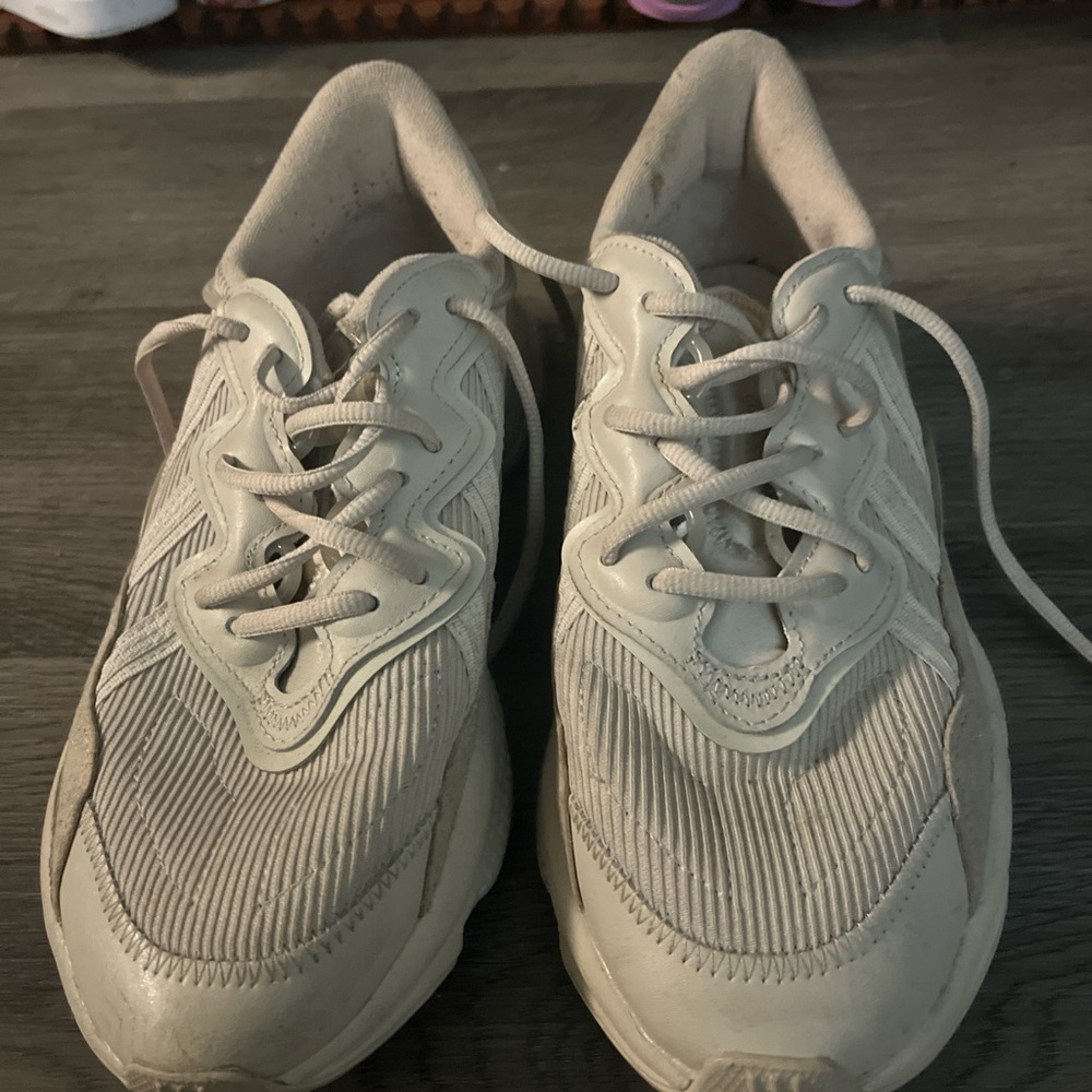 OZWEEGO SHOES White and cream Adidas trainers #trainers

Sock-like fit